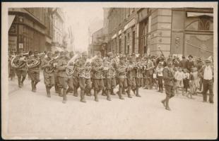 1921. augusztus 21. Horthy Miklós Nemzeti Hadseregének bevonulása Pécsre. A katonazenekar. Kazinczi Rudolf felvétele 17x11 cm