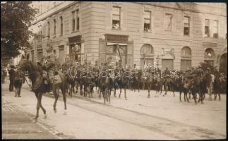 1921. augusztus 21. Horthy Miklós Nemzeti Hadseregének bevonulása Pécsre. A huszárok bevonulása. Kazinczi Rudolf felvétele 17x11 cm