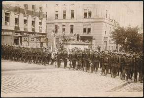 1921. augusztus 21. Horthy Miklós Nemzeti Hadseregének bevonulása Pécsre. A díszszázad. Kazinczi Rudolf felvétele 17x11 cm