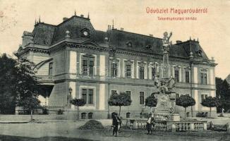 1909 Magyaróvár, Mosonmagyaróvár; Takarékpénztári bérház, fiúk kerékpárokkal, Nepomuki Szent János-emlékoszlop. Kiadja Pingitzer Ignác 2169. (EK)