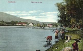 Munkács, Mukacheve, Mukacevo; Latorca folyó partja mosóasszonyokkal. Kiadja Nagy Albert / Latorica riverbank, women washing clothes in the river