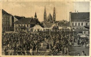 Szeged, Rudolf tér a Fogadalmi templommal, piaci árusok, Hangya szövetkezet, üzletek, városi vasút, kisvasút, tömeg (gyűrődés / crease)