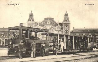 1911 Debrecen, Debreczeni Helyi Vasút Rt. (DHV) kisvasút a vasútállomás előtt, kalauz és cigány muzsikusok a szerelvényen. Nagyon ritka! Ifj. Gyürky Sándor kiadása / Urban railway with train, gypsy musicians. Very rare!