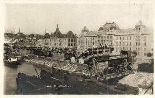 Pozsony, Pressburg, Bratislava; Elevator Wertheimer hajó emelő daruk, kikötő, rakpart / ship lifting crane, port, quay
