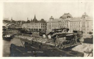 Pozsony, Pressburg, Bratislava; Elevator "Wertheimer" hajó emelő daruk, kikötő, rakpart / ship lifting crane, port, quay