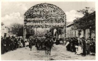 1938 Párkány, Stúrovo; bevonulás, díszkapu, magyar zászló / entry of the Hungarian troops, decorated gate, Hungarian flag