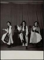 Reismann Marian (1911-1991): Magyar táncok, 5 db pecséttel jelzett fotó, felületén apró sérülésekkel...