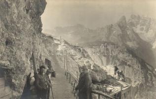 Első világháborús osztrák-magyar katonák az olasz front hegyi állásában / Schwalbenkofel ansicht gegen Bergen / WWI Austro-Hungarian K.u.K. soldiers, trenches at the Italian front, in the mountains, photo