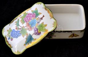 Herendi Viktória mintás porcelán dobozka, kézzel festett, jelzett, kopott, 12,5x8,5x 4,5 cm