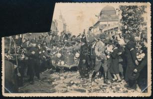 1940 Nagyszalonta, Bevonulás, fotólap, bal felső sarkán kivágással, 8,5×13 cm