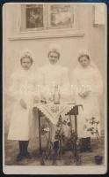 cca 1910 Elsőáldozó lányok keményhátú fotó 7x11 cm