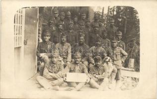 Osztrák-magyar katonák csoportképe, tisztekkel, kitüntetésekkel / WWI Austro-Hungarian K.u.K. soldiers group photo