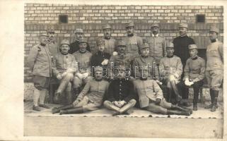 Osztrák-magyar katonák csoportképe tisztekkel / WWI Austro-Hungarian K.u.K. soldiers group photo (EK)