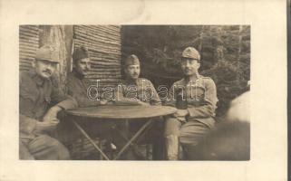 Osztrák-magyar katonák csoportképe asztalnál / WWI Austro-Hungarian K.u.K. soldiers group photo