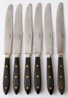 Csigi János hagyatékából: 6 db asztali kés, szürekemarha szaru nyéllel, jelzett (Csigi János), réz szegecsekkel, h:23,5 cm (6×)