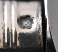 Ezüst (Ag.)nyelű rozsdamentes tortakés, jelzett, monogrammal, h: 27,5 cm