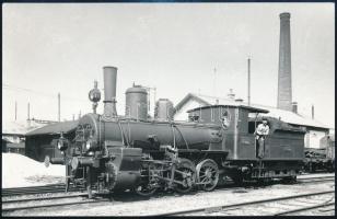 cca 1910-1920 MÁV 370-es sorozatú mozdonya pályaudvaron, későbbi előhívás, 10,5×16,5 cm / MÁV 370 locomotive, later copy of vintage photo