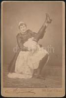 cca 1890 Párizsi táncosnő, vintage fénykép, kabinetfotó méretben, 16x10,5 cm