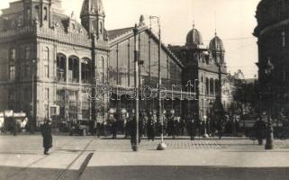 ~1925 Budapest VI. Nyugati pályaudvar, automobil, lovaskocsi és rendőr. photo