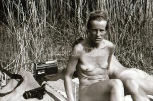 cca 1975 Velencei-tavi nudizások, fotózások, 21 db vintage negatív, 24x36 mm