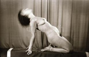 cca 1948 Demeter Károly (1892-1983) budapesti fényképész hagyatékából 2 db vintage negatív (aktfelvételek), 6x9 cm