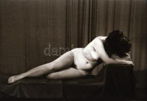 cca 1948 Demeter Károly (1892-1983) budapesti fényképész hagyatékából 2 db vintage negatív (aktfelvé...