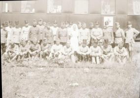 1942 Thöresz Dezső (1902-1963) békéscsabai gyógyszerész és fotóművész szolgálatot teljesített egy se...