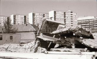 1978 Kecskeméti városképek (Árpádváros), 28 db vintage negatív, 24x36 mm