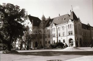 1984 Kecskeméti városképek (Villám u., Móricz Zs. u., Kossuth tér), 29 db vintage negatív, 24x36 mm