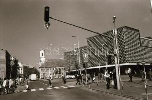 1984 Kecskeméti városképek (Villám u., Móricz Zs. u., Kossuth tér), 29 db vintage negatív, 24x36 mm