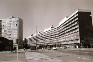 1984 Kecskeméti városképek (Villám u., Móricz Zs. u., Kossuth tér), 29 db vintage negatív, 24x36 mm