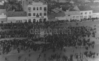 1940 Nagyszalonta, Salonta; Országzászló avatás a Központi szálloda előtt, Minerva áruház, Kiss János üzlete / Hungarian Flag inauguration in front of the hotel, shops. Zsák Jenő Jászberényi photo