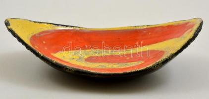 Gorka Lívia (1925-2011): Narancs-sárga tálka. Festett, mázas kerámia, jelzett, máz kopással, 17×10,5 cm