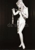 Sejtelmes nappalok és éjszakák, szolidan erotikus felvételek,  9 db vintage negatív + 8 db vintage f...