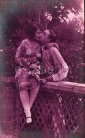 6 db RÉGI művészlap; hölgyek,párok / 6 pre-1945 motive postcards: romantic couples, ladies