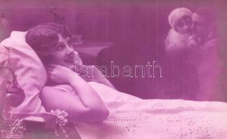 6 db RÉGI művészlap; hölgyek,párok / 6 pre-1945 motive postcards: romantic couples, ladies