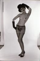 A hölgyek megmutatják, szolidan erotikus felvételek, 8 db vintage negatív + 10 db vintage fotó és/va...