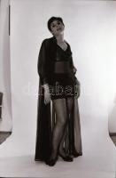 A hölgyek megmutatják, szolidan erotikus felvételek, 8 db vintage negatív + 10 db vintage fotó és/va...