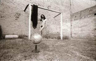 A hölgyek megmutatják, szolidan erotikus felvételek, 8 db vintage negatív + 10 db vintage fotó és/va...