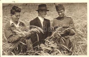 8 db MODERN 1950-es évekbeli magyar katonai, propaganda képeslap, vegyes minőségben / 8 modern 1950&...