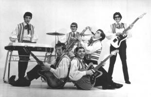 7 db MODERN zenész motívumos képeslap / 7 modern musician, music bands, motive postcards with Non PC