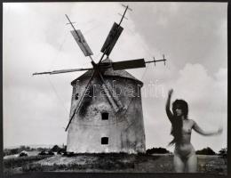 cca 1978 A szélmolnár leánya, jelzés nélküli vintage fotóművészeti alkotás, 30,5x40 cm