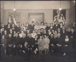 cca 1930 Bálozók csoportképe, fotó Koós kispesti műterméből, hátulján pecséttel jelzett, 17×21 cm