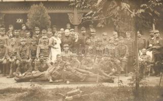 Első világháborús osztrák-magyar katonák csoportképe / WWI Austro-Hungarian soldiers group photo (kopott sarkak / worn corners)