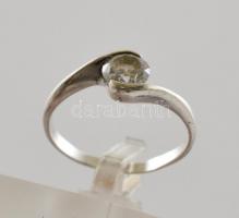 Ezüst(Ag) íves gyűrű, kővel, jelzett, méret: 53, bruttó: 2,2 g