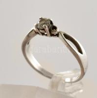 Ezüst(Ag) gyűrű, apró kővel, jelzett, méret: 53, bruttó: 1,8 g