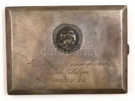 Ezüst (Ag.) cigaretta tárca, "Budapest székesfőváros tiszteletdíja 1930. V. 25." feliratta...