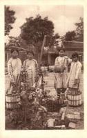 Xianxian, Sienhsien, Sien-Hsien; Kínai misszió, Vizet merítő árvalány / Chinese mission with orphan girl