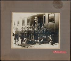 cca 1930-1940 Cserkészek csoportja egy vasútállomáson, kartonra kasírozott fotó Schäffer Ármin műterméből, 17×23 cm