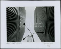 1983 Jankovszky György(1946-): New York, World Trade Center, feliratozva, aláírt, pecséttel jelzett, kartonra kasírozva, 17,5x24 cm
